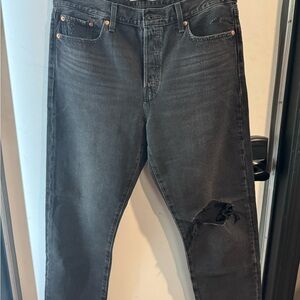 LEVI’s wedgie straight Black Distressed ankle Jeans